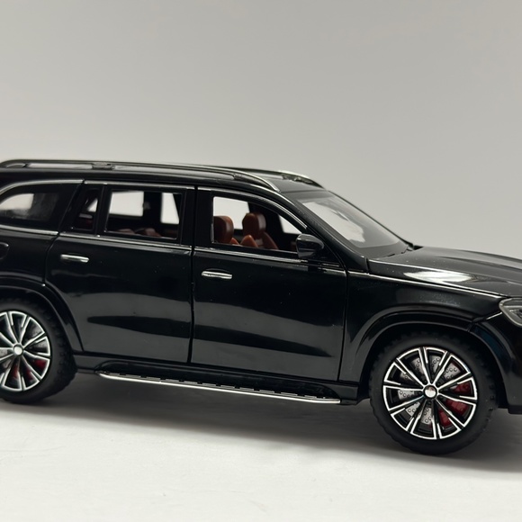 1:24 Mercedes-Benz GLS63 AMG DIECAST with led headlight and taillight Black - Picture 2 of 8